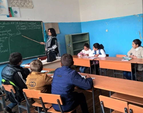 Fizikanı idman müəllimi, kimyanı bioloq tədris edir: Bölgələrdə müəllim böhranı