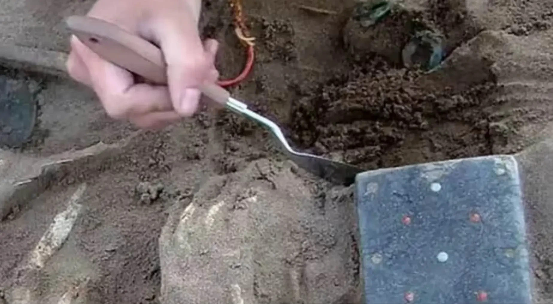 Rusiyada 2 min illik məzarda "iPhone"a bənzədilən sirli əşya tapılıb