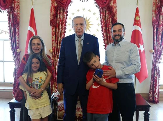 Ərdoğan "Cake Not Hate" kampaniyası ilə tanınan Coşua Harrislə görüşüb