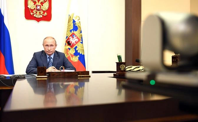 Putin məmurların cəzadan azad edilməsini nəzərdə tutan qanunu imzalayıb