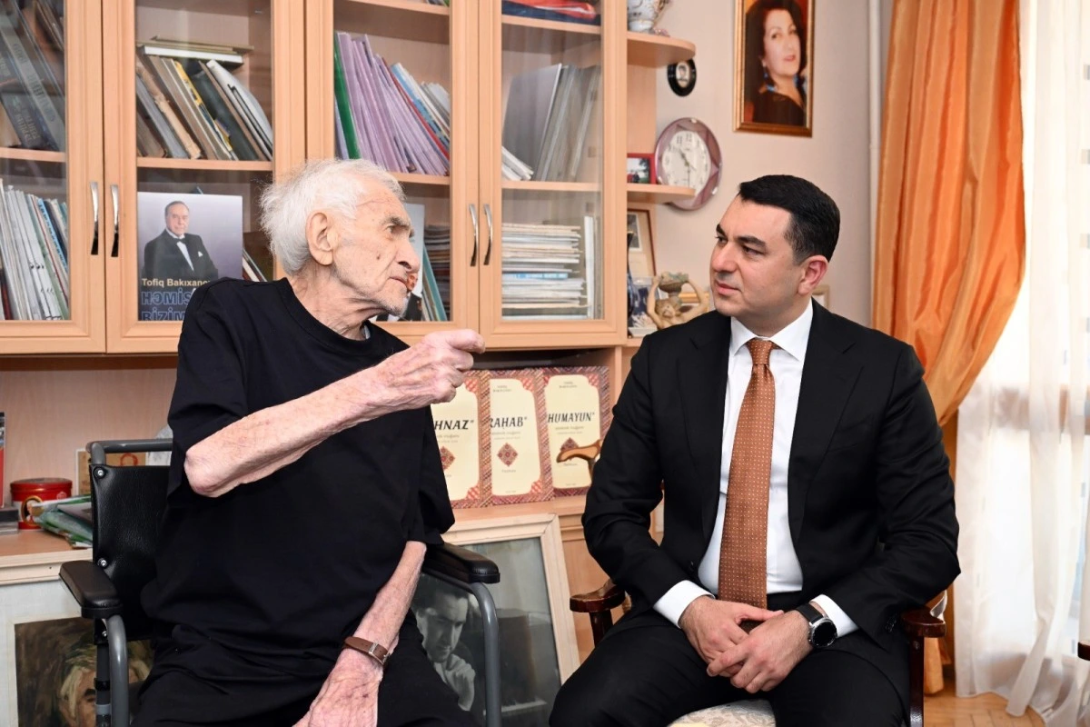Mədəniyyət naziri Xalq artisti Tofiq Bakıxanovu evində ziyarət edib