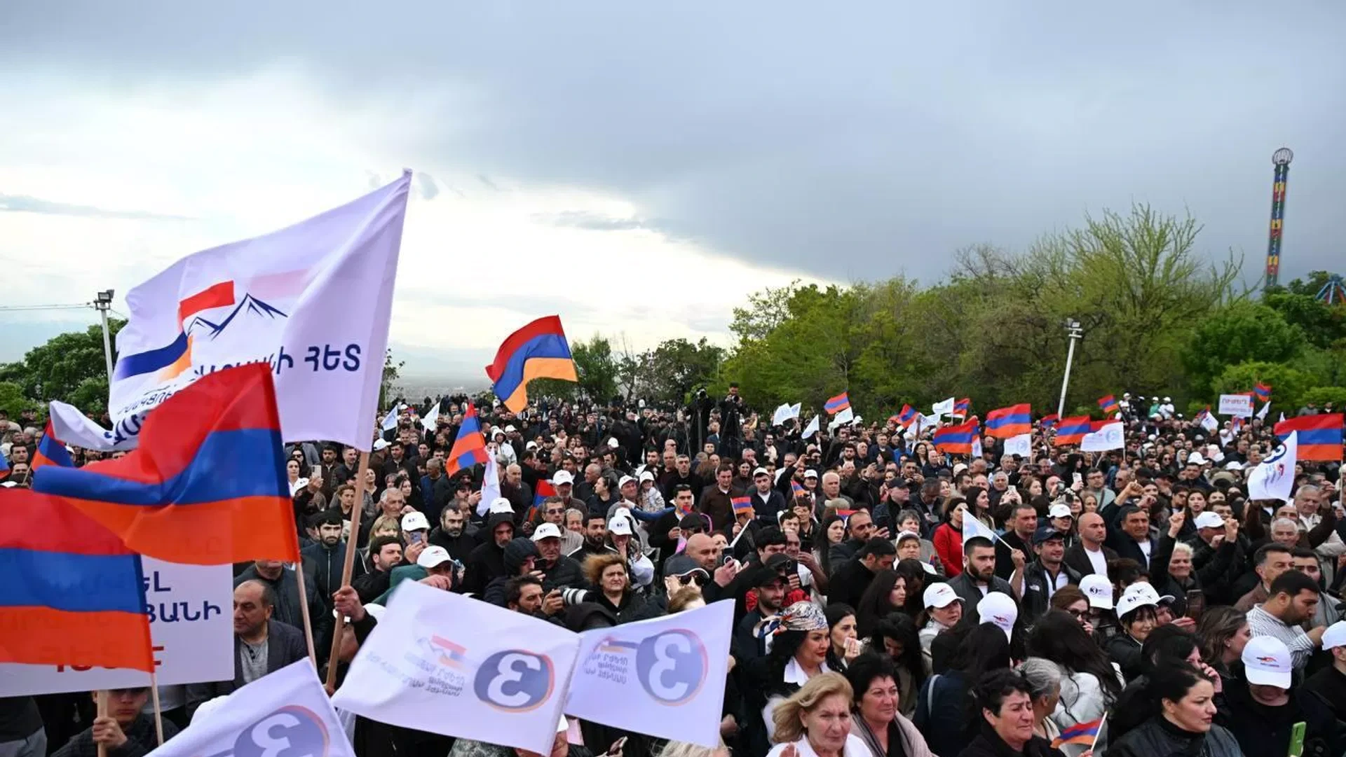 “Güclü Ermənistan” blokunun daha 4 namizədi deputat mandatından imtina etdi