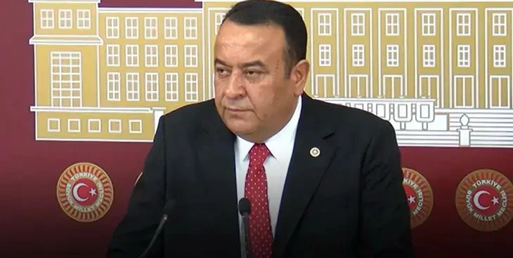 CHP-nin deputatı Adnan Beker partiyasından istefa verib