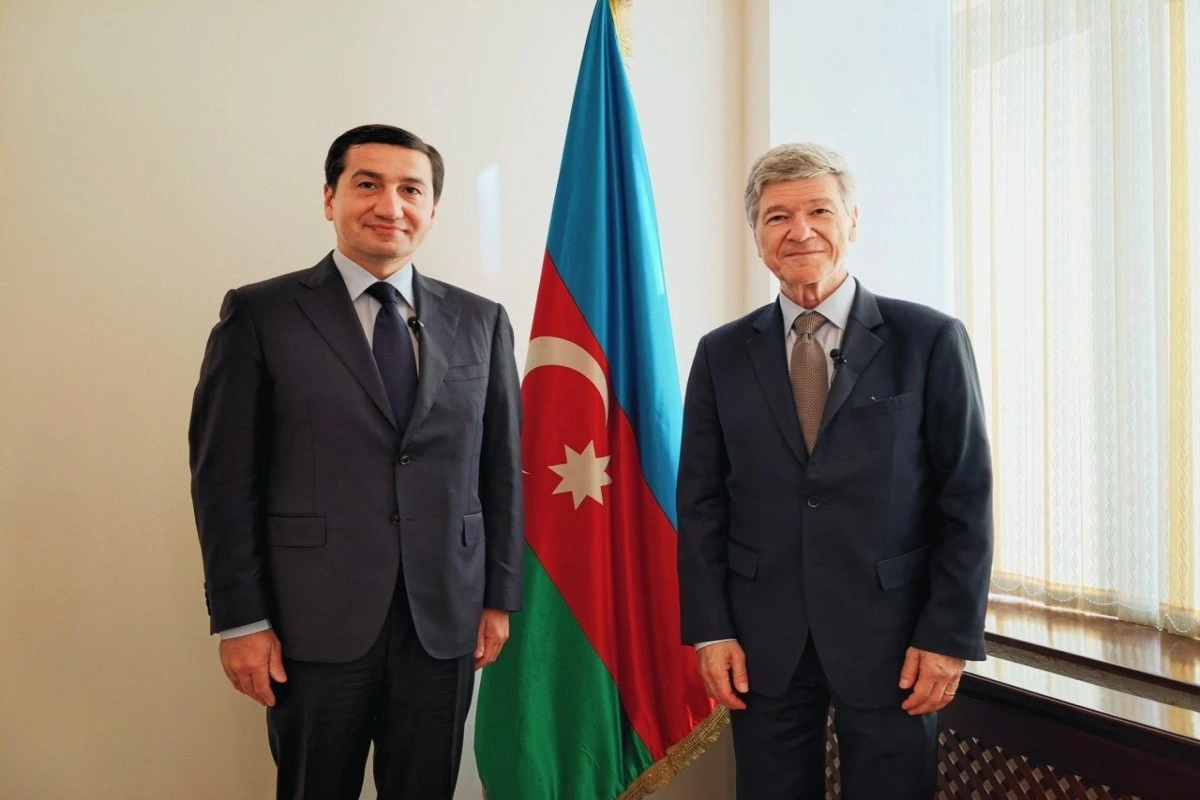 Hikmət Hacıyev amerikalı professorla regional məsələləri müzakirə edib
