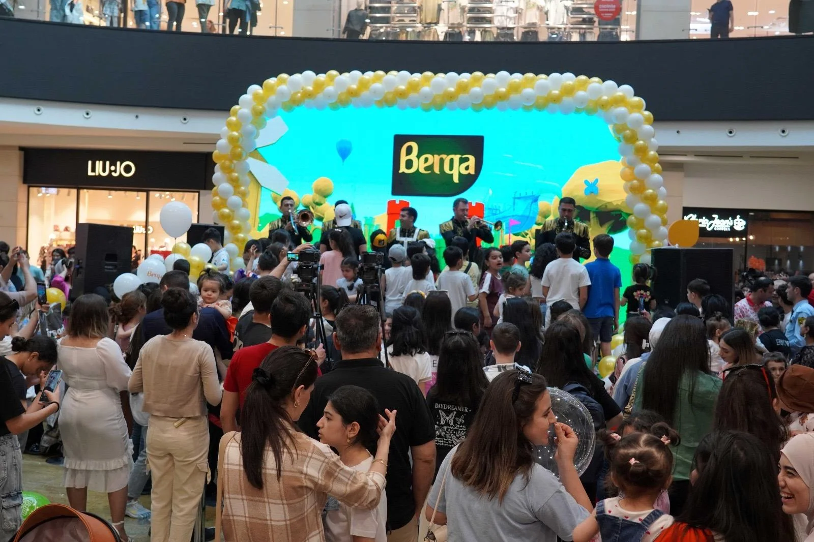 “Berqa” “Park Bulvar”da uşaqlar üçün möhtəşəm əyləncə proqramı təşkil edib -FOTOLAR