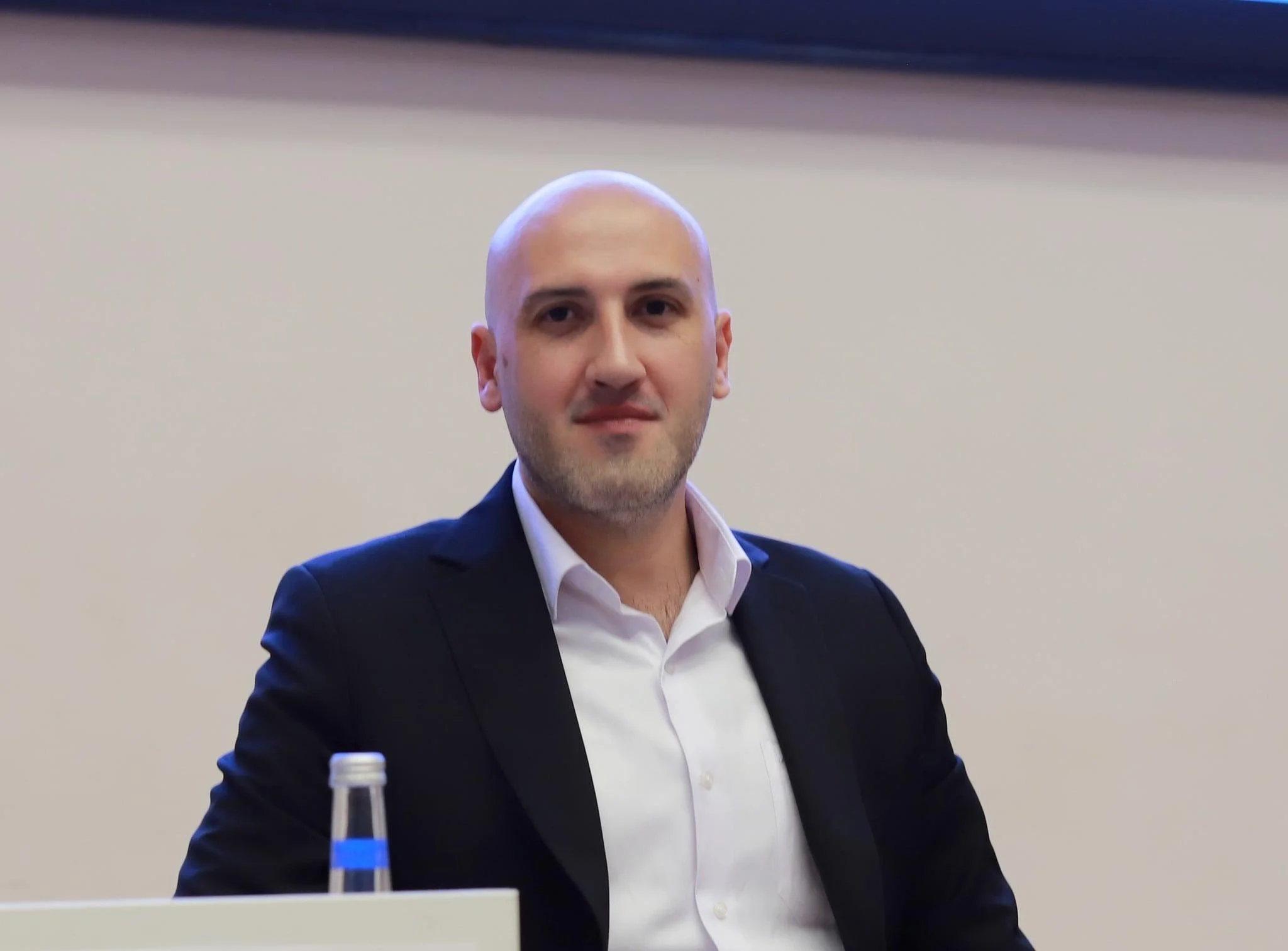 Mütəxəssisdən tənqid: “Sabir Rüstəmxanlı naşıdır”