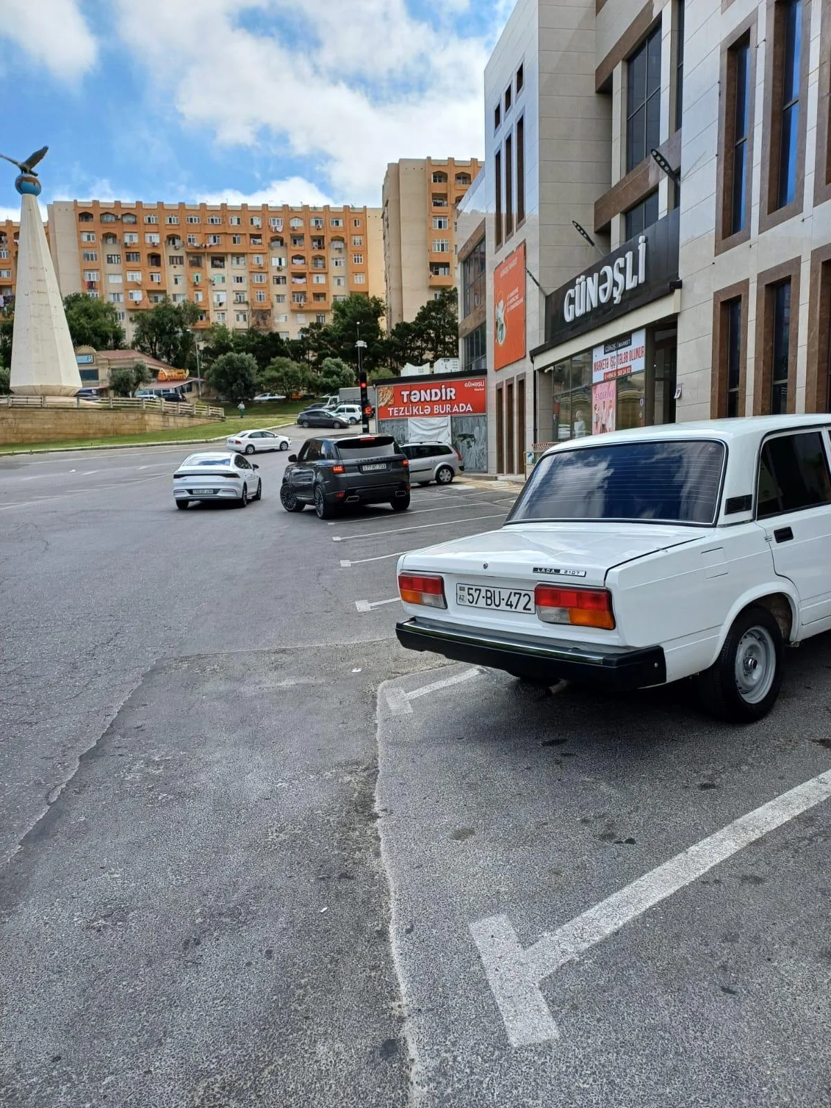 Şəhərin qəlbində səssiz işğal: Səkilər zəbt olunur, qurumlar susur -FOTO