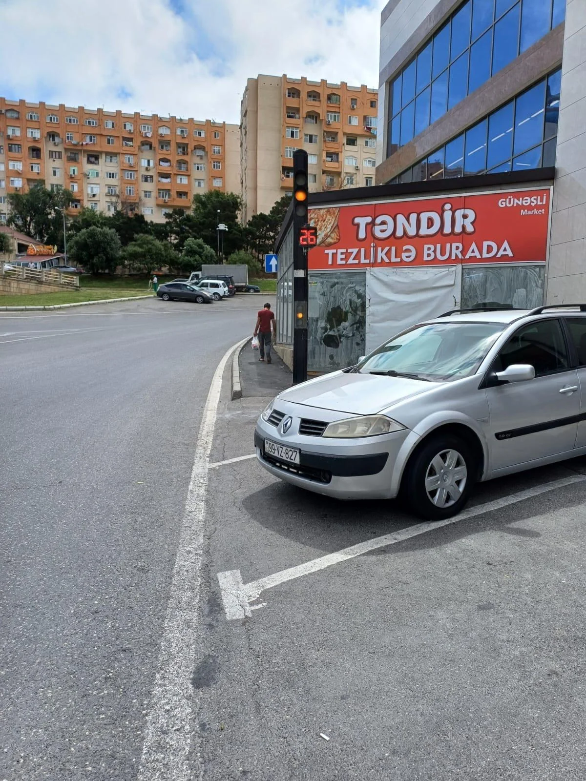 Şəhərin qəlbində səssiz işğal: Səkilər zəbt olunur, qurumlar susur -FOTO