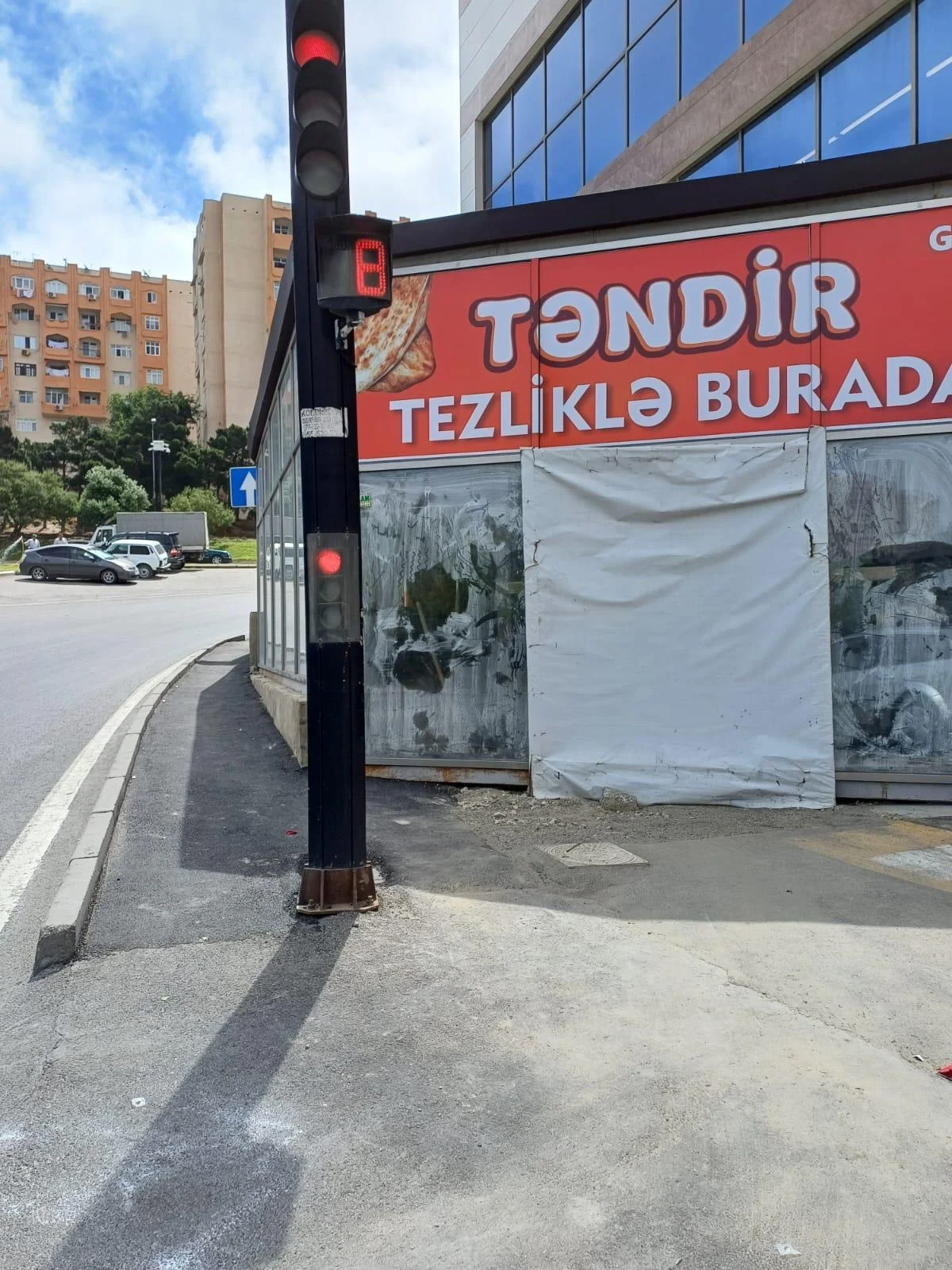 Şəhərin qəlbində səssiz işğal: Səkilər zəbt olunur, qurumlar susur -FOTO