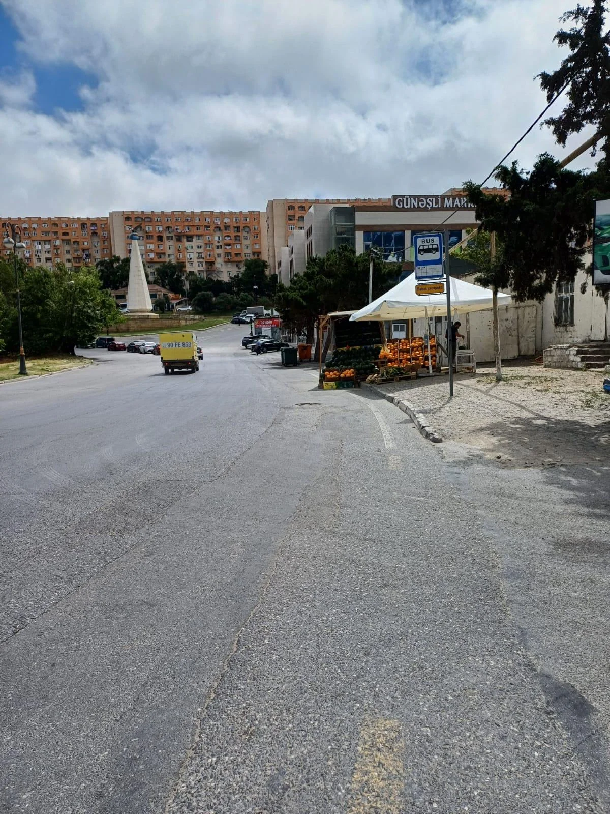 Şəhərin qəlbində səssiz işğal: Səkilər zəbt olunur, qurumlar susur -FOTO