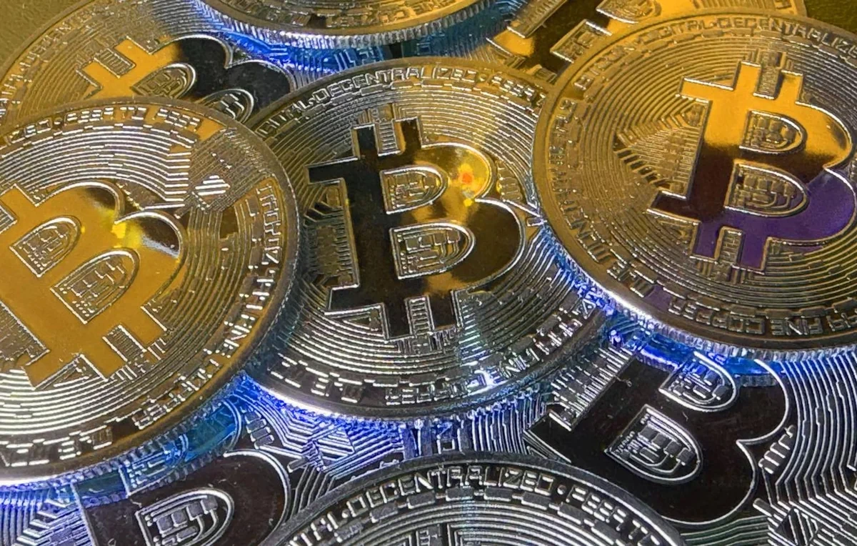 Kriptovalyuta bazarında kəskin eniş: "Bitcoin" yenidən çökdü