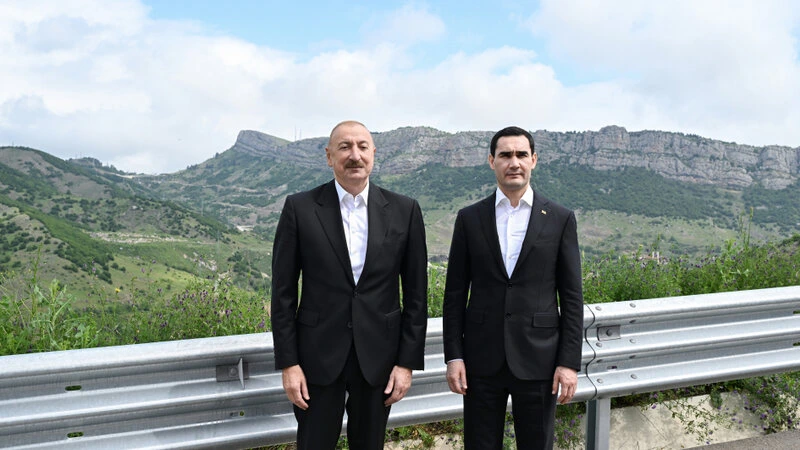 Azərbaycan və Türkmənistan prezidentləri Şuşanın Daşaltı kəndinin fonunda şəkil çəkdiriblər