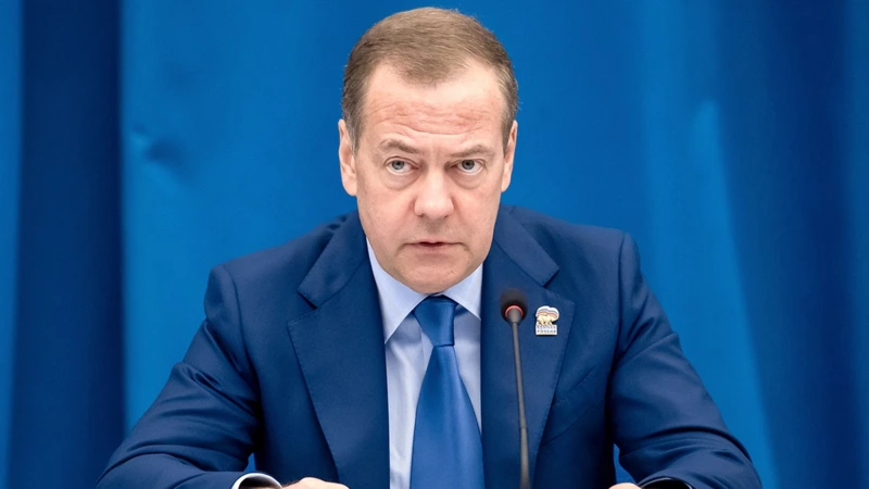 Medvedev: İran “nüvə silahı”ndan istifadə edəcək