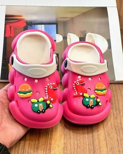 Pediatr: Crocs tipli ayaqqabılar uşaq pəncəsinin sağlam inkişafı üçün uyğun seçim deyil