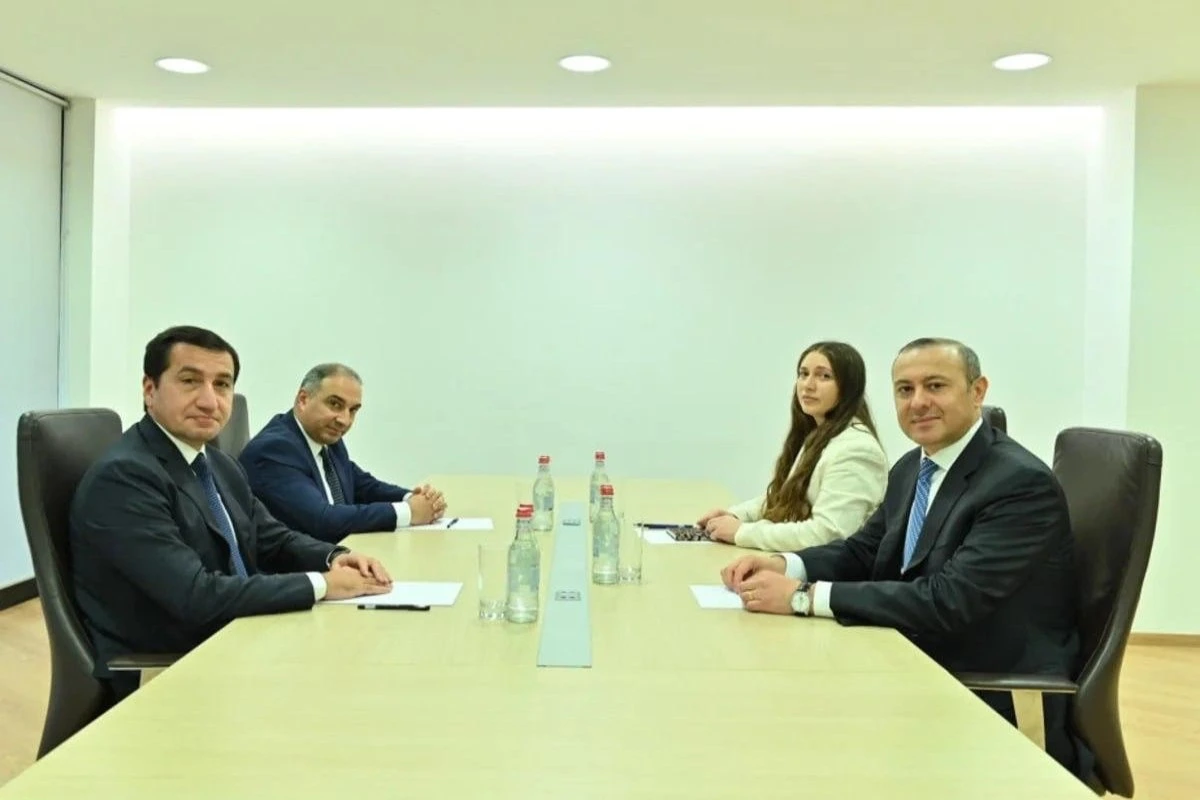 Hikmət Hacıyev Ermənistana səfər edib, Armen Qriqoryanla görüşüb