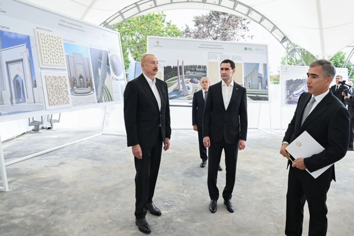 Prezidentləri Şuşa məscidində tikinti işlərinin gedişi ilə tanış olublar