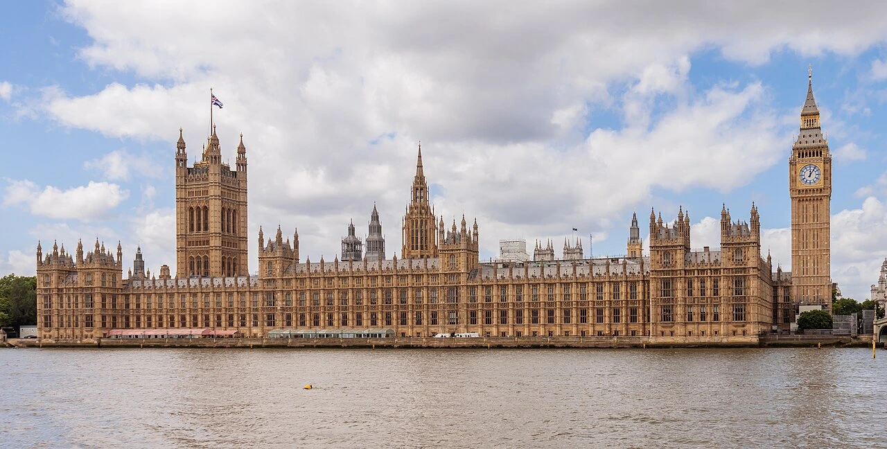 Britaniya hökuməti xərcləri azaldır