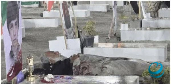 İranda o kişi aylardır oğlunun qəbrinin yanında yatır - FOTO