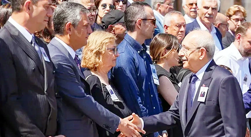 Kılıçdaroğlu Özgür Özəllə əl sıxdı, amma Ali Mahir Başarır ilə salamlaşmadı
