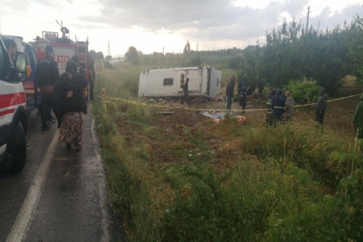 Türkiyədə turist mikroavtobusu qəzaya uğradı: 4 nəfər ölüb, 16 nəfər yaralanıb