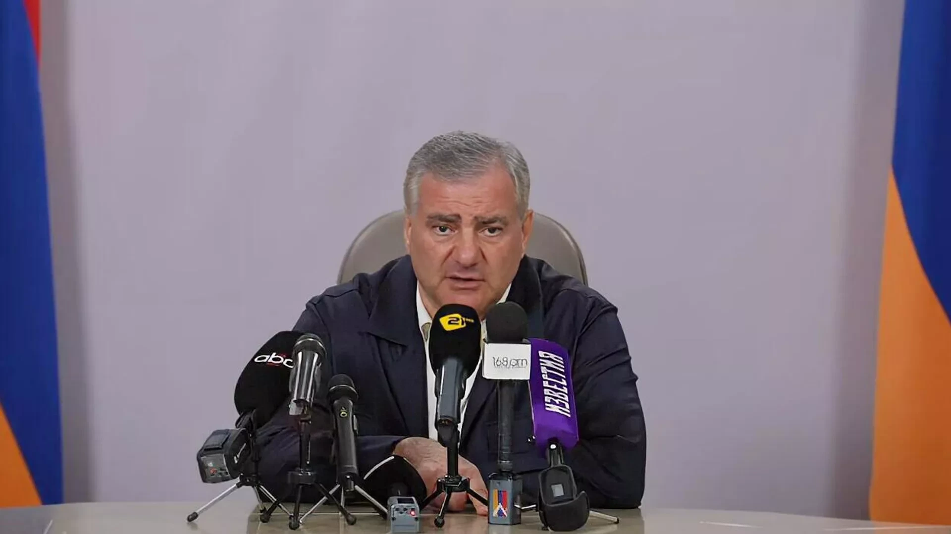 Karapetyan 100-dən çox tərəfdarının həbs edildiyini bildirib