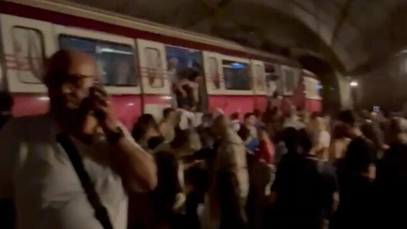 İstanbul metrosunda qatar relsdən çıxıb