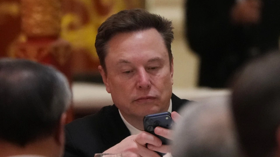 Elon Mask tarixdə ilk dollar trilyoneri oldu