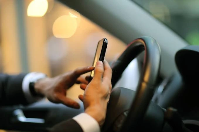 Sürücünün sükan arxasında mobil telefonla danışması qadağandır - EKSPERT