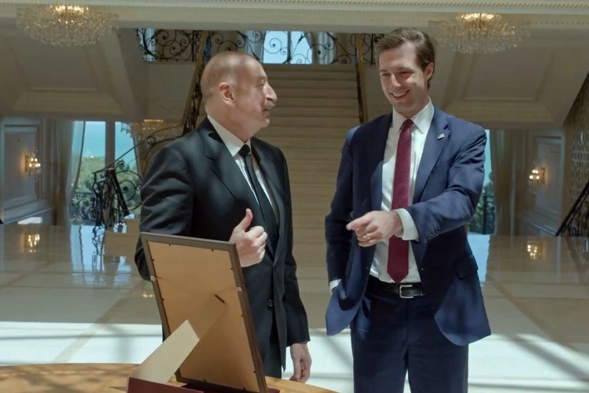 Prezident Trampın xatirə hədiyyəsini ABŞ dövlət katibinin köməkçisinə göstərib