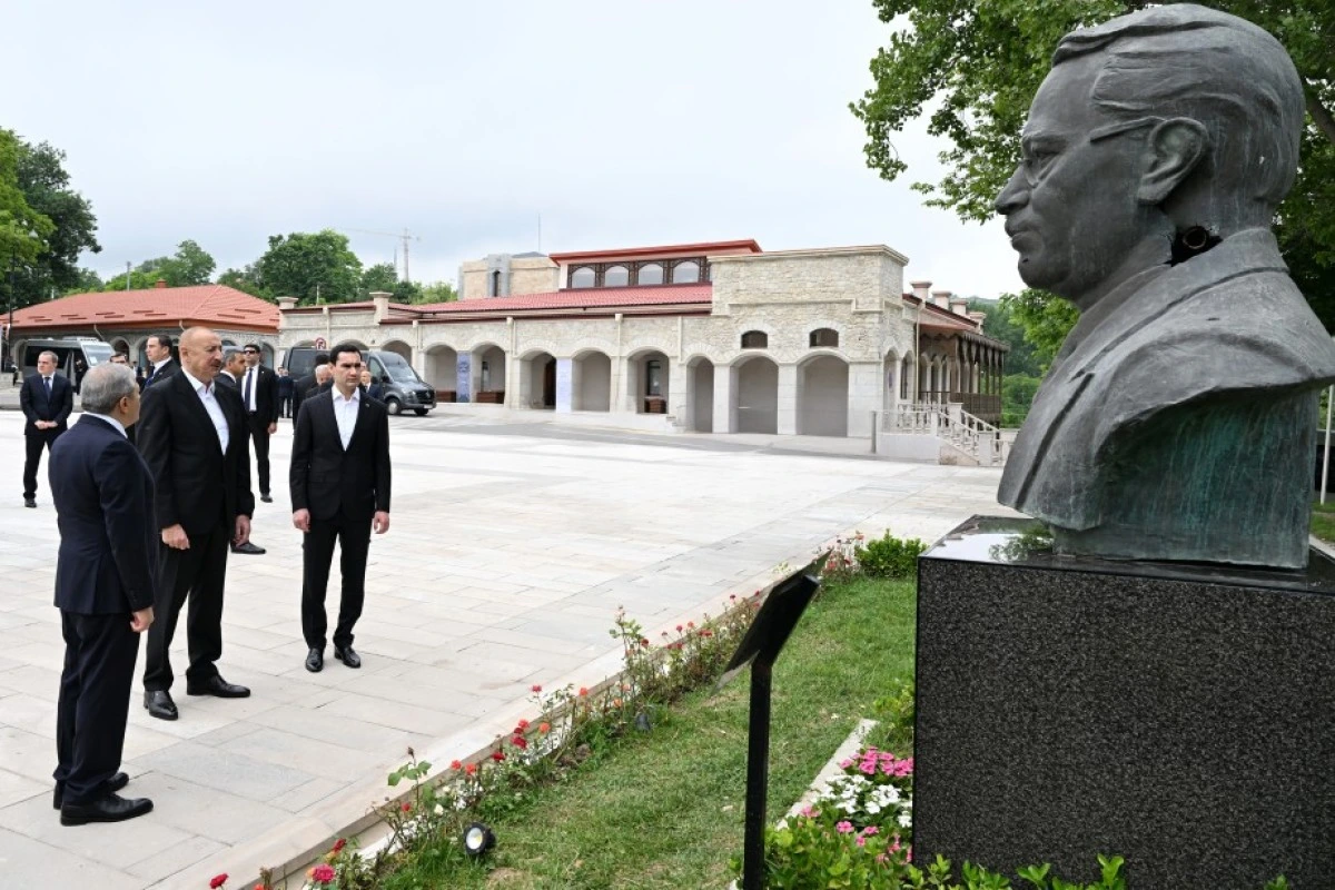 Liderlər Şuşada işğal dövründə güllələnmiş büstlərə baxıblar