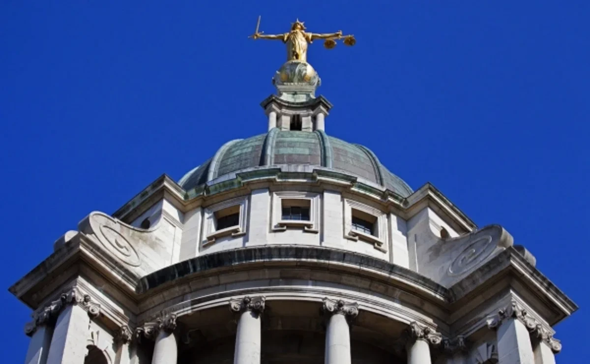 London məhkəməsi Starmerin əmlakını yandırmağa cəhd edən iki şəxsi cəzalandırıb