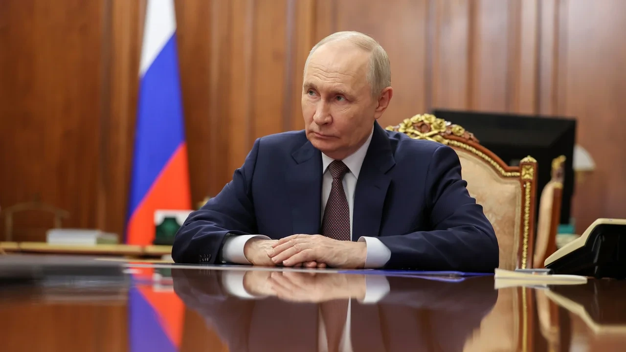 Putin: Böyük dövlət şirkətlərinin Moskvadan köçürülməsi paytaxta zərər vurmayacaq