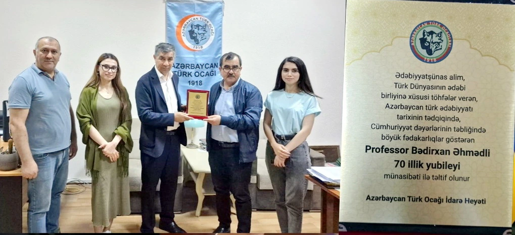 Professor Bədirxan Əhmədlini Türk Ocağı təltif etdi