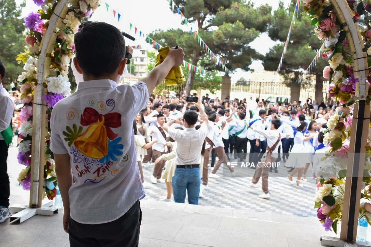 Məzunların diqqətinə: “Son zəng”də bayağı musiqilər və hədiyyələr qadağan edildi