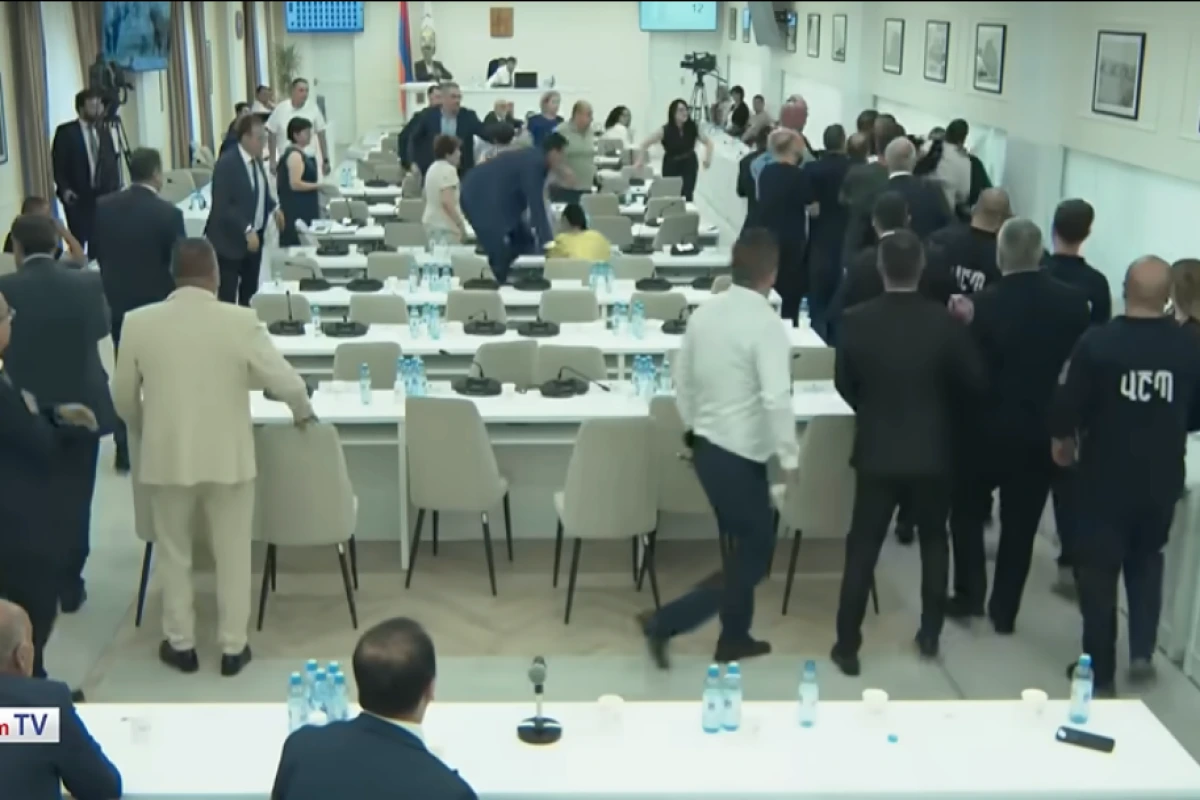 Paşinyanın partiyadaşları və müxalifət üzvləri arasında dava düşüb