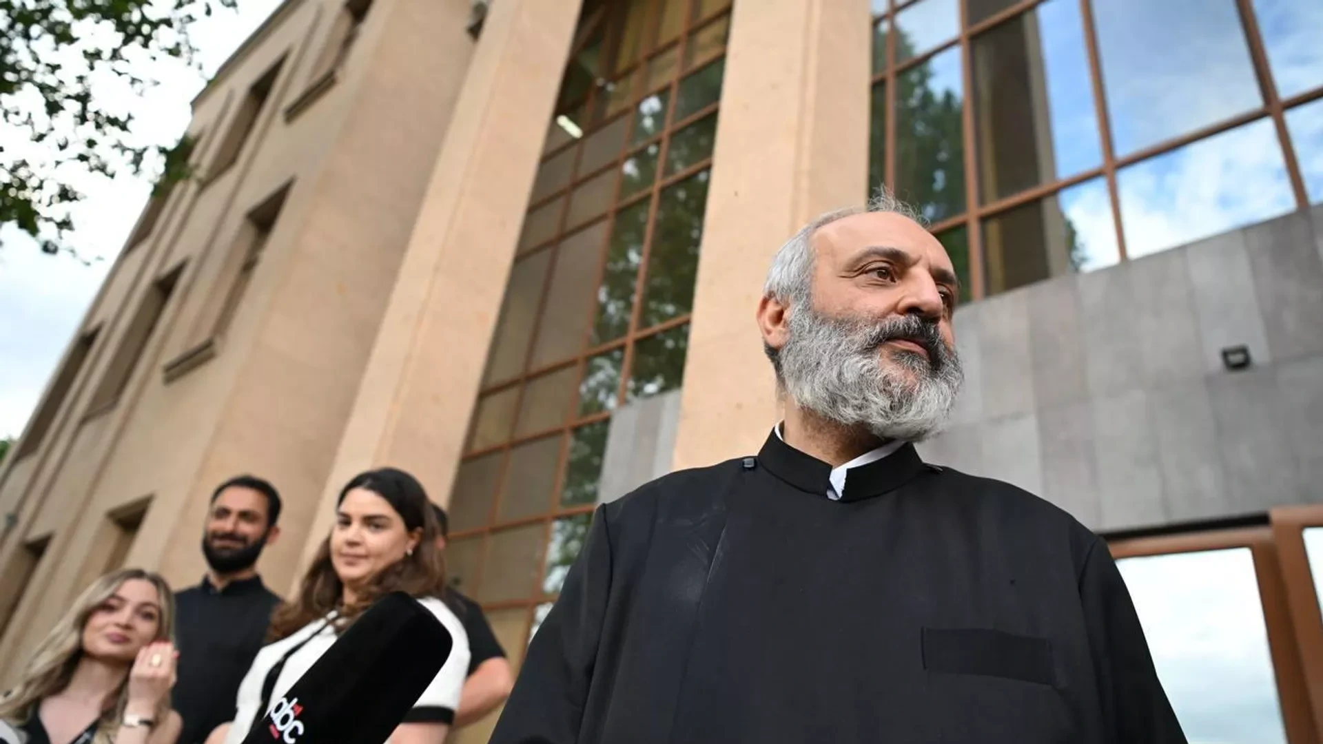 Arxiyepiskop Qalstanyan: “Əhalinin yarıdan çoxu hakimiyyəti rədd edib”