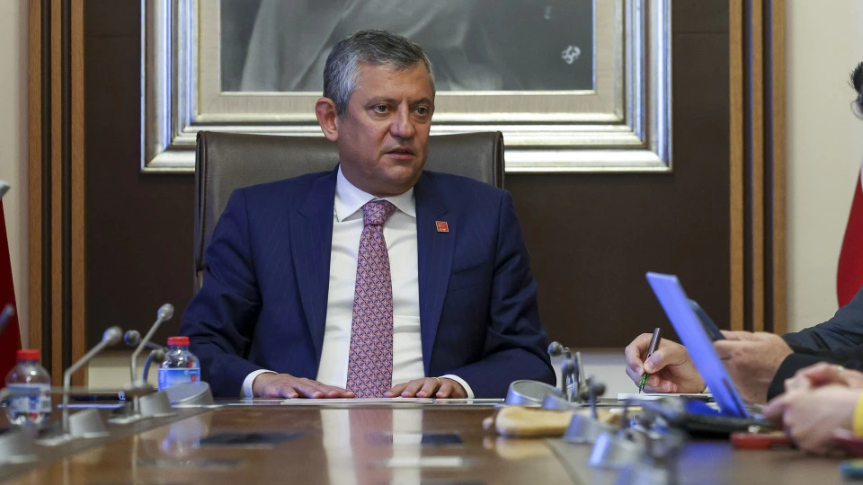 Özgür Özəldən yeni partiya açıqlaması: CHP-ni tərk etmək fikrimiz yoxdur