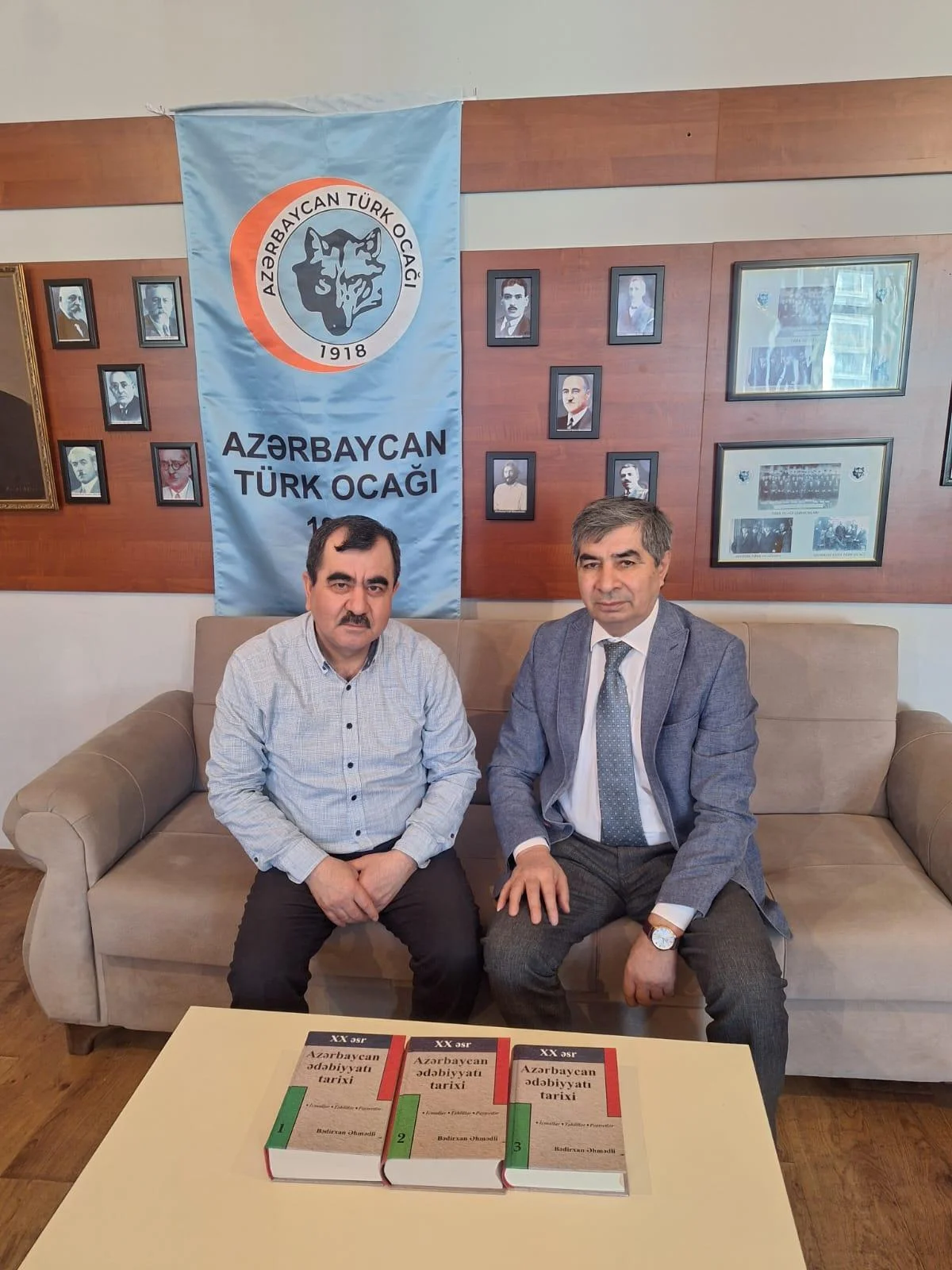 Professor Azərbaycan Türk Ocağına 3 cildlik “XX əsr Azərbaycan ədəbiyyatı tarixi" kitabını hədiyyə edib -FOTO