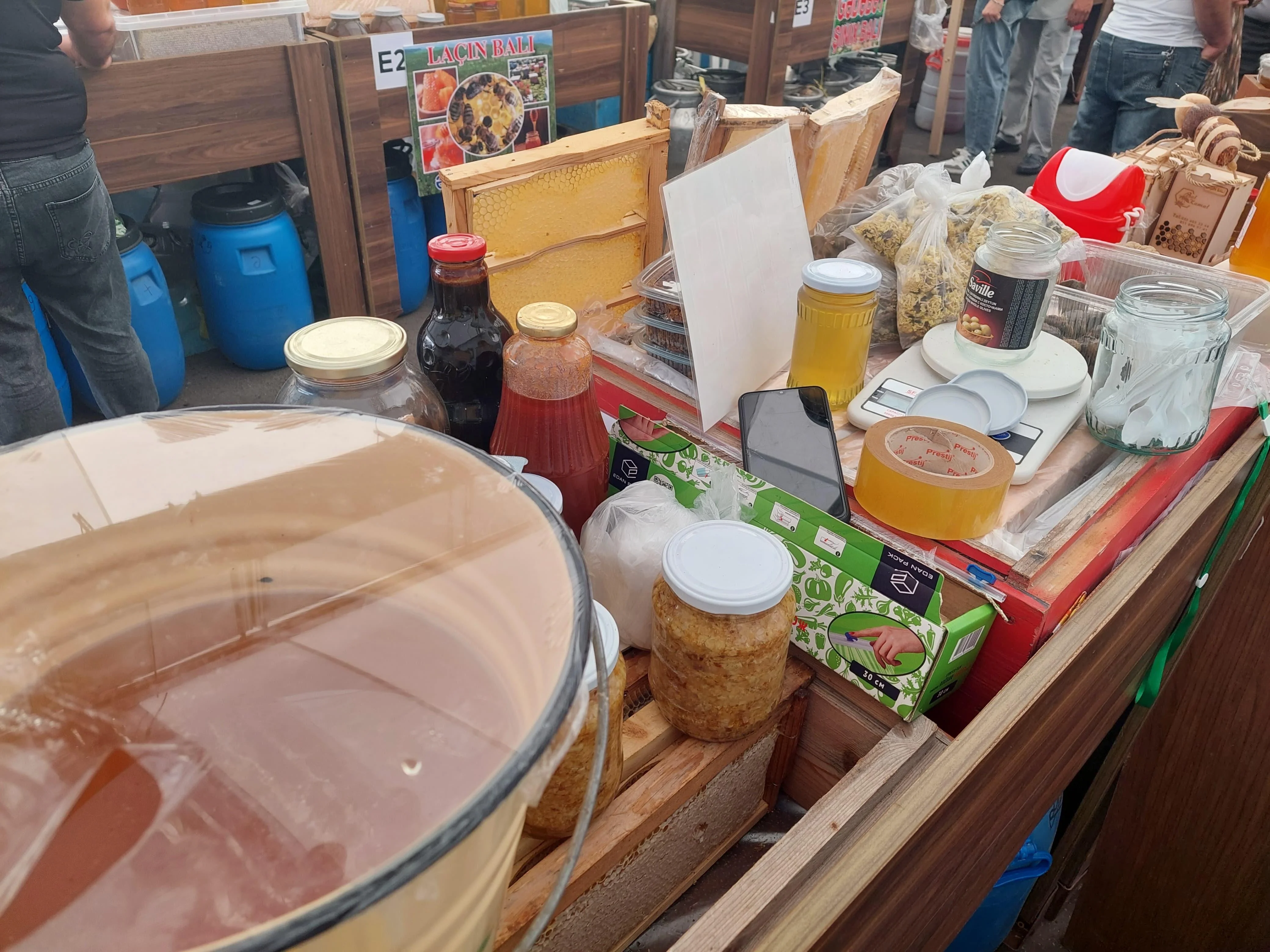 "Bal tutan barmaq yalar": Arıçı peşəsinin çətinliklərindən danışdı -Foto