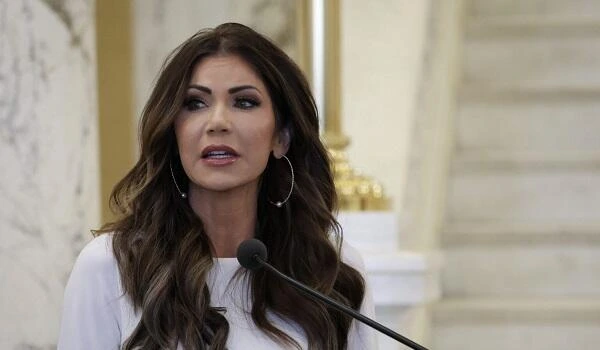 Tramp Kristi Noemi vəzifəsindən azad etdi