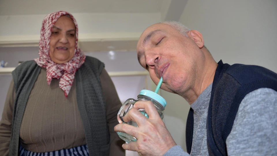 78 yaşlı ananın tək arzusu: 22 ildir baxdığı oğlunu günəşə çıxarmaq istəyir