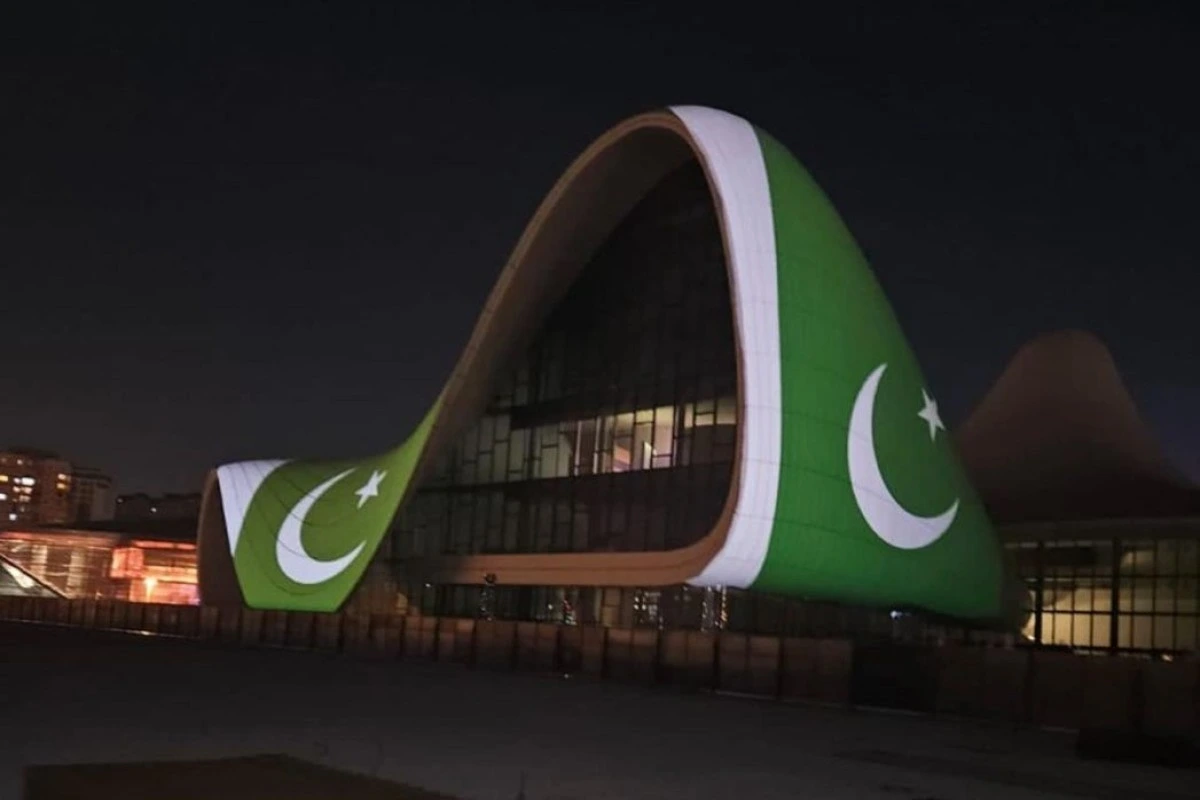 Heydər Əliyev Mərkəzinin binası üzərinə Pakistan bayrağı proyeksiya olunub