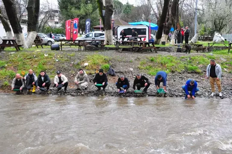 Yağışlı havada çayda qızıl axtarırlar- Hər yerdən axın etdilər - FOTOLAR