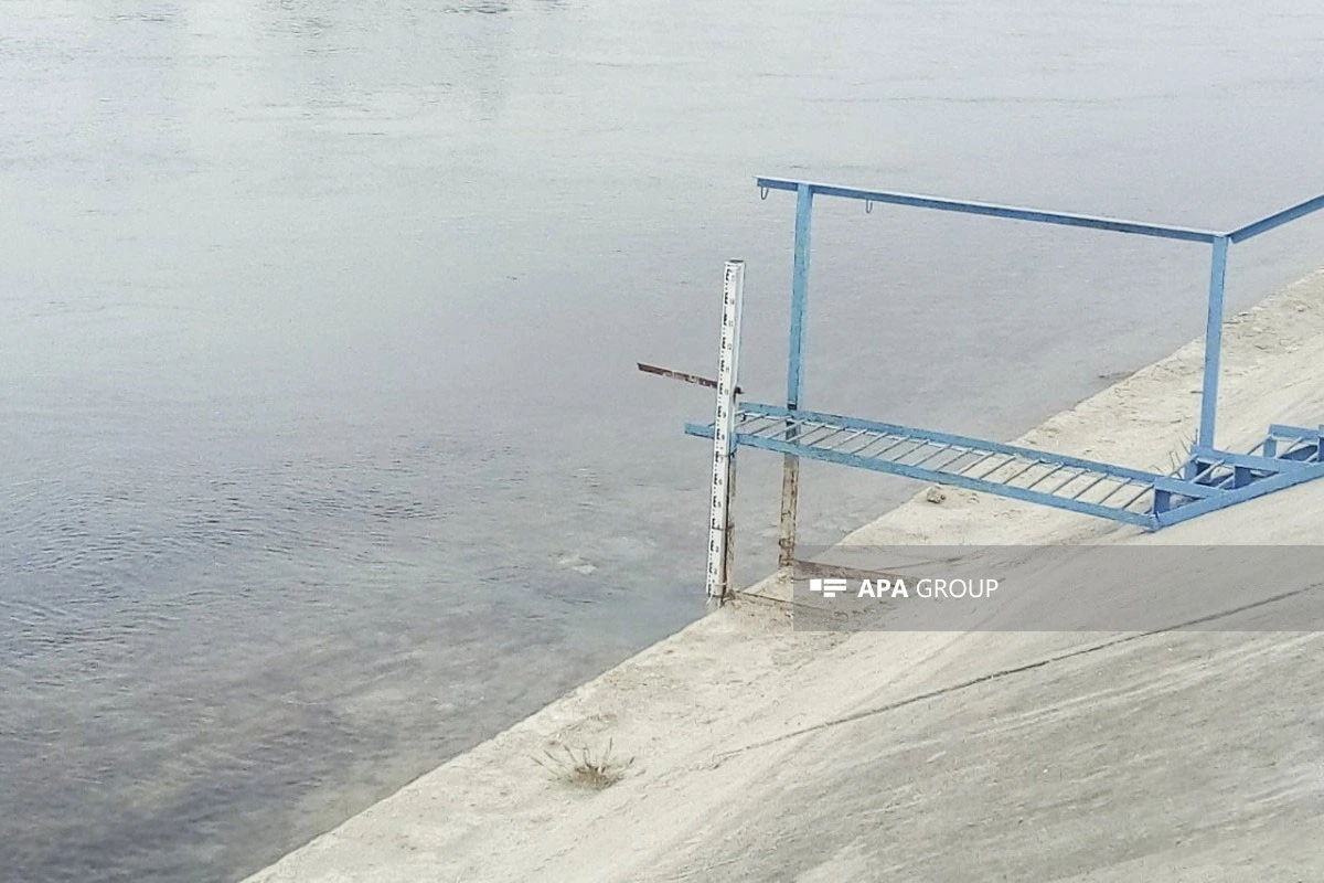 Siyəzəndə avtomobil kanala aşıb, sürücü ölüb
