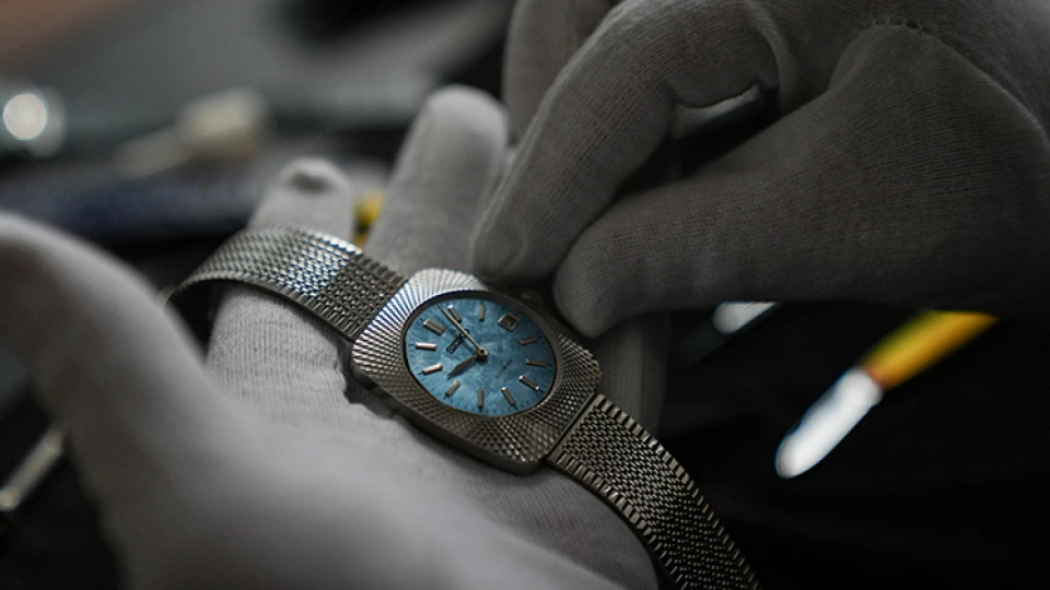 Həssas əməliyyatlara saat təmiri ilə hazırlaşır: söküb-yığır