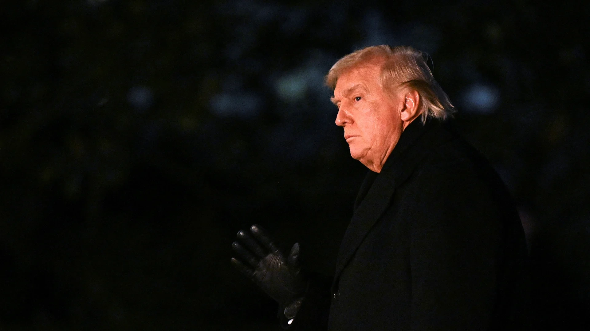 Tramp neftin qiymət artımını “təhlükəsizlik haqqı” adlandırdı