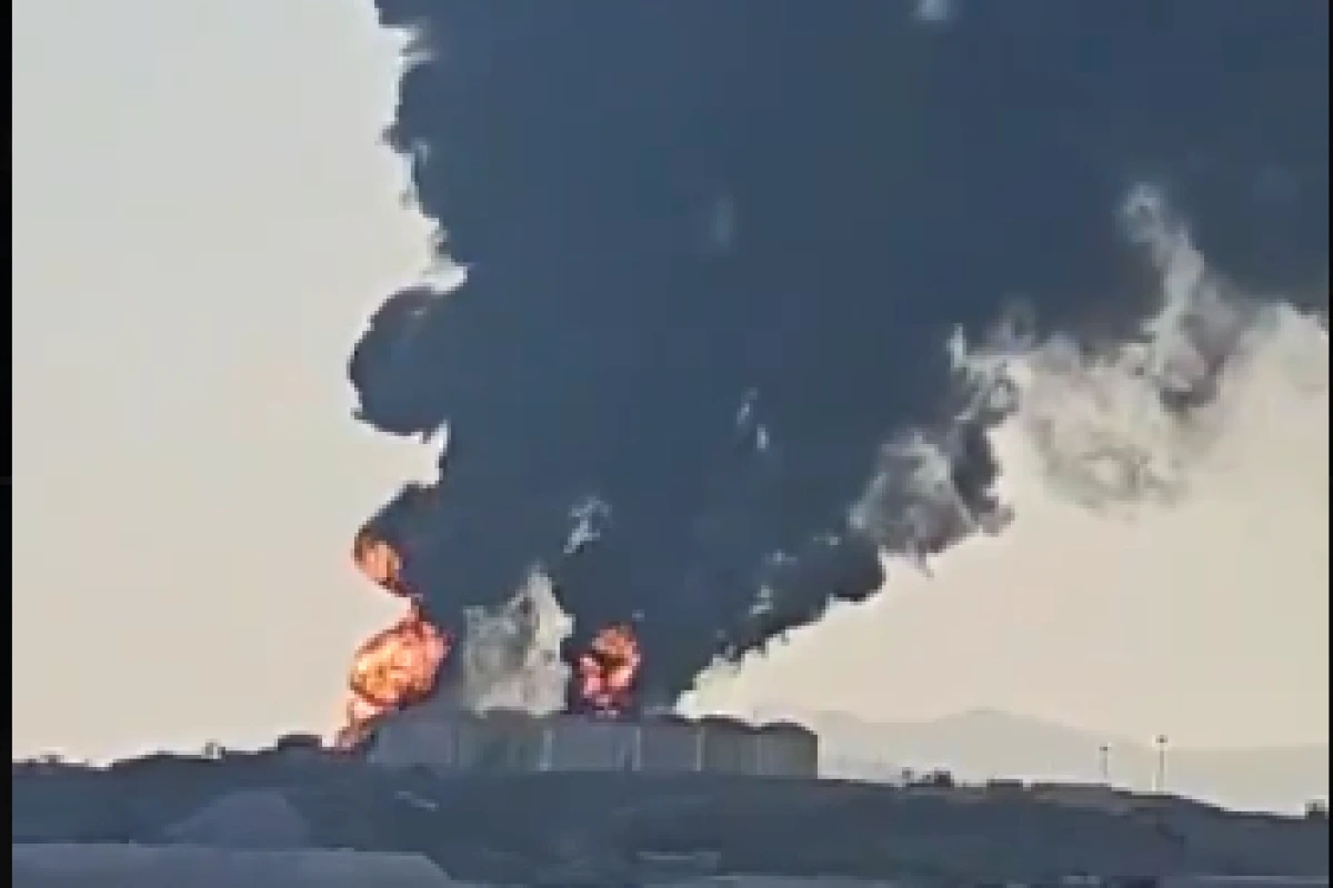 İran Omanın yanacaq anbarlarına zərbə endirib, güclü yanğın başlayıb