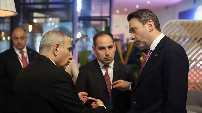 Bayraktar Paşinyanla nüvə enerjisini müzakirə etdi