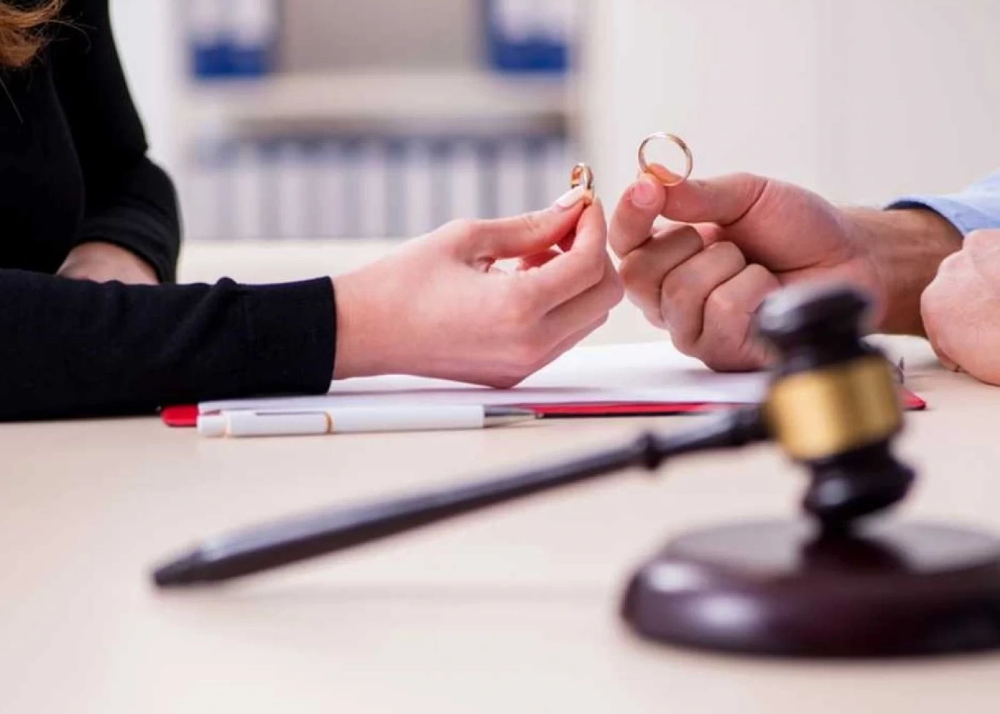 “15 il işləməyən qadın boşandıqdan sonra necə dolansın?” - Kouçdan ciddi sual