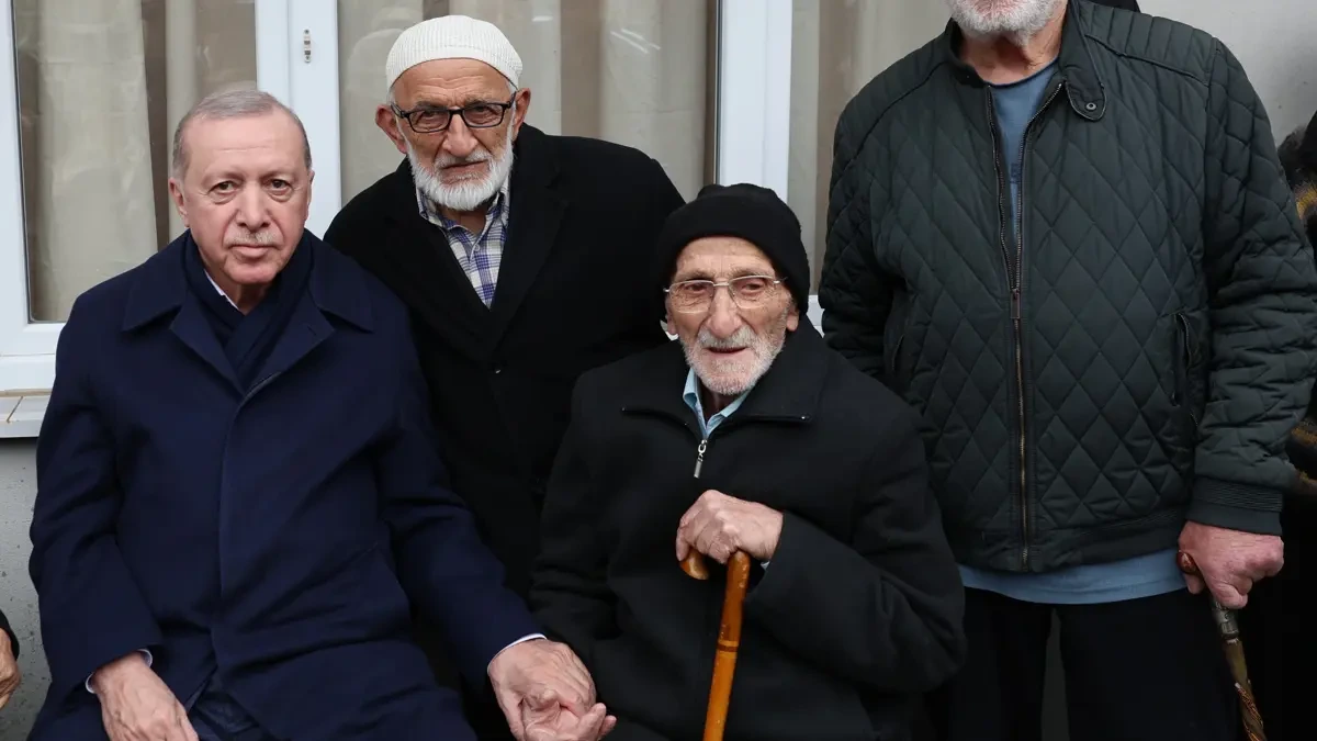 Prezident Ərdoğan Rizədə qonşuları ilə bayramlaşıb